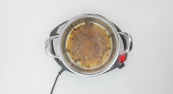 Retirar los medallones y colocar la olla en el Navigenio a temperatura máxima (nivel 6). Añadir el Oporto y el caldo y la mermelada. Sazonar con sal y pimienta y llevar a ebullición.
