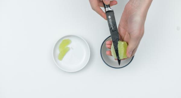 Pelar y cortar la cebolla en dados finos. Lavar las limas, rallar un poco de cáscara. Pelar las limas y la piel blanca, cortar las rodajas con un cuchillo afilado, coger el zumo y cortar las rodajas por la mitad.