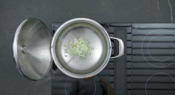 Colocar la olla con la cebolla en el fuego a temperatura máxima. Encender el Avisador (Audiotherm), colocarlo en el pomo (Visiotherm) y girar hasta que se muestre el símbolo de “chuleta”.
