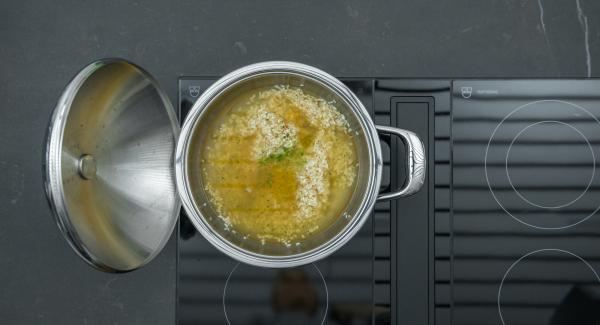 Añadir el caldo de verduras, el azúcar, la cáscara de lima y el zumo. Tapar con la Tapa Rápida (Secuquick Softline).