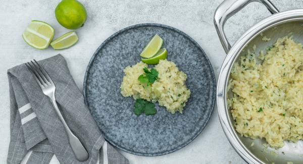 Agregar la mantequilla y el parmesano y sazonar con sal y pimienta. Arrancar y cortar las hojas de cilantro. Revolver en el risotto junto con las rodajas de lima.