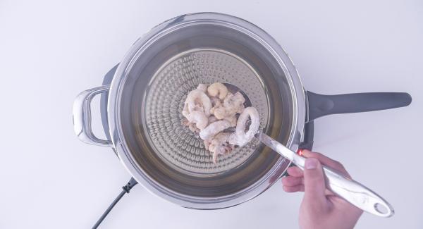 Cuando el Avisador (Audiotherm) emita un pitido al llegar a la ventana de “chuleta”, bajar temperatura de Navigenio (nivel 4) e introducir el pescado en la sartén.