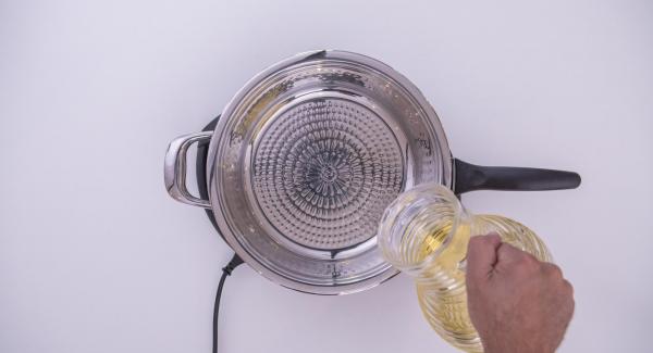 Verter el aceite a la sartén y tapar. Colocar la sartén en el Navigenio a temperatura máxima (nivel 6). Encender el Avisador (Audiotherm), colocarlo en el pomo (Visiotherm) y girar hasta que se muestre el símbolo de “chuleta”.