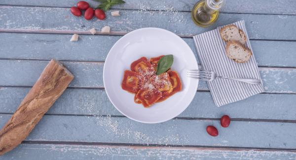 Cuando el Avisador (Audiotherm) emita un pitido al finalizar el tiempo de cocción, mezclar los raviolis con la salsa y servir. Decorar con dos hojas de albahaca.