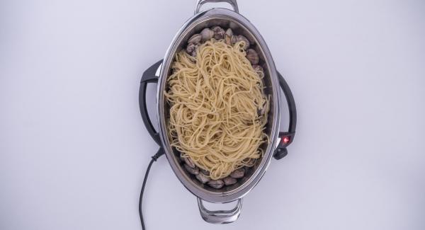Cuando el Avisador (Audiotherm) emita un pitido al finalizar el tiempo de cocción, incluir los espaguetis escurridos, rociar con aceite, añadir el perejil troceado con el Quick Cut y una pizca de guindilla en polvo. Mezclar y servir.