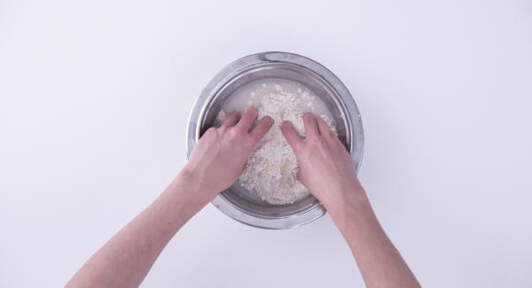 Preparar la masa mezclando la harina, la levadura, el agua y la sal. Cubrir la masa y dejarla reposar en un lugar cálido para que fermente de forma homogénea.