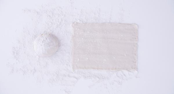 Extender la masa en una superficie espolvoreada con harina hasta conseguir un grosor de unos 0,5 cm. Cortar piezas en forma de rombo de 5 cm por lado