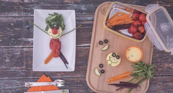 Dejar el FlanCisco en un plato junto con las verduras asadas, las olivas y la salsa. Los niños pueden decorarlo con su imaginación.