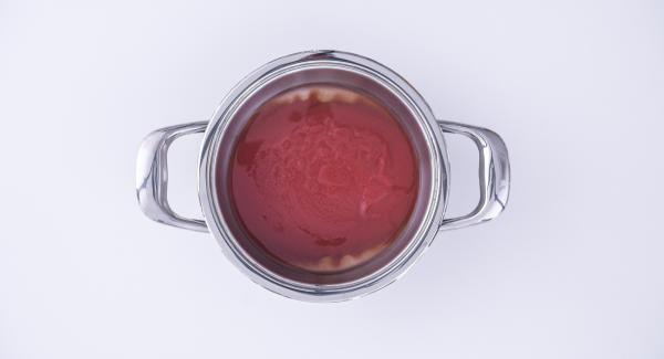 Verter agua (unos 100 ml) y la salsa de tomate en una olla.	Añadir los raviolis en el Accesorio Súper-Vapor con papel de horno, colocarlo sobre la olla y tapar con la Tapa Súper-Vapor (EasyQuick) con un aro de sellado de 20 cm.