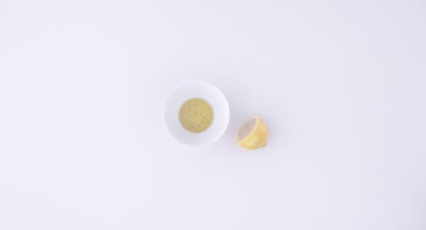 Lavar un limón con agua caliente, rallar la corteza y mezclar con aceite de oliva. Verter la emulsión sobre el escalope y marinar durante 3 horas en el frigorífico.