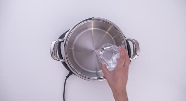 Verter agua (unos 150 ml) en una olla.  Colocar las espinacas en la Softiera, introducir en la olla y tapar con la Tapa Súper-Vapor (EasyQuick) con un aro de sellado de 24 cm.