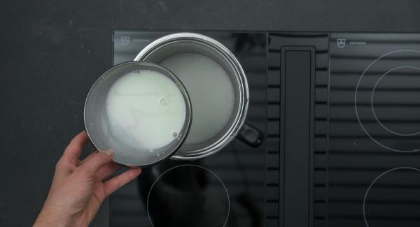 Separar los huevos y batir las claras con sal. Mezclar la maizena con un poco de leche. Poner el resto de la leche a hervir en un recipiente para la leche. Agregar la mezcla de maizena y azúcar y llevar a ebullición removiendo continuamente.