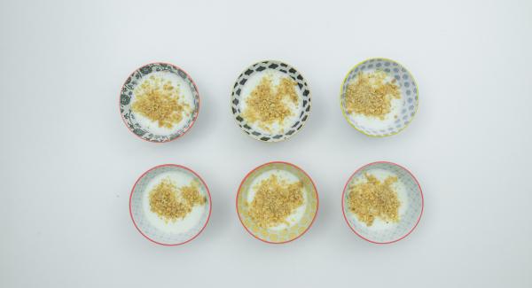 Añadir las claras de huevo batidas en porciones y llevarlas a ebullición de nuevo. Verter la mezcla en un tazón o repartirlo en 6 recipientes individuales. Espolvorear con nueces y dejar enfriar.