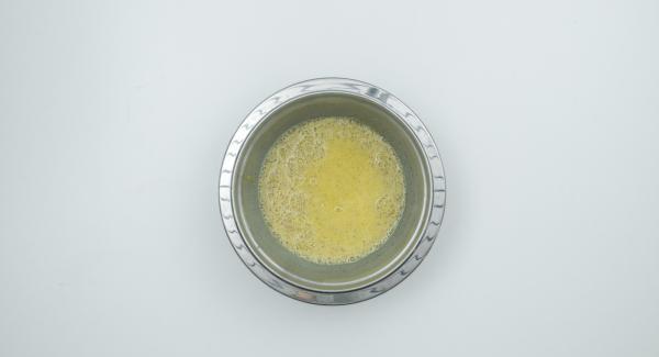 Mezclar las yemas de huevo con el azúcar de vainilla, el azúcar restante y la maizena en un bol y añadir el vino, removiendo bien.