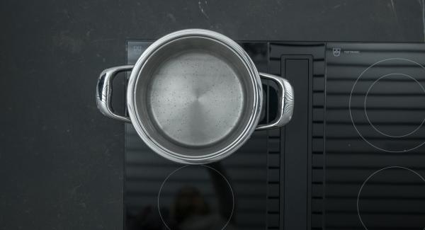 Verter agua (1 l) en una olla. 	Colocarla en el fuego a temperatura máxima. Calentar el agua hasta que hierva, bajar la temperatura e introducir el bol combi en la olla.