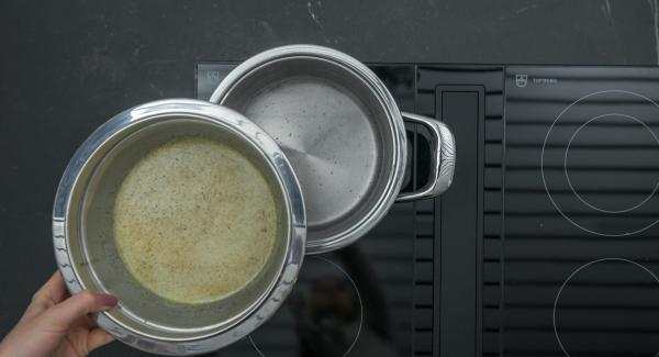 Verter agua (1 l) en una olla. 	Colocarla en el fuego a temperatura máxima. Calentar el agua hasta que hierva, bajar la temperatura e introducir el bol combi en la olla.