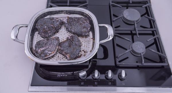 Al alcanzar los 90 °C, dar la vuelta a los filetes de atún y acabar de cocinar al gusto.