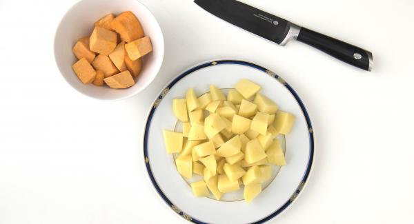 Pelar las patatas y cortarlas a trozos, trocear la calabaza. Verter agua (unos 150 ml) en la olla introducir las verduras y tapar con la Tapa Rápida (Secuquick Softline).