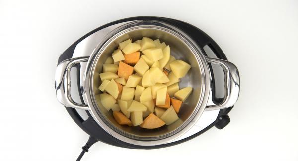 Pelar las patatas y cortarlas a trozos, trocear la calabaza. Verter agua (unos 150 ml) en la olla introducir las verduras y tapar con la Tapa Rápida (Secuquick Softline).