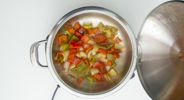 Cuando el Avisador (Audiotherm) emita un pitido al finalizar el tiempo de cocción, destapar, añadir las patatas y el caldo de pescado. Remover.