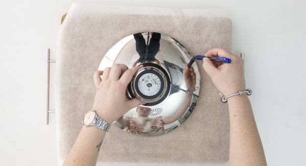Pintar y cortar un círculo en un papel de horno con la ayuda de una tapa de 24cm.