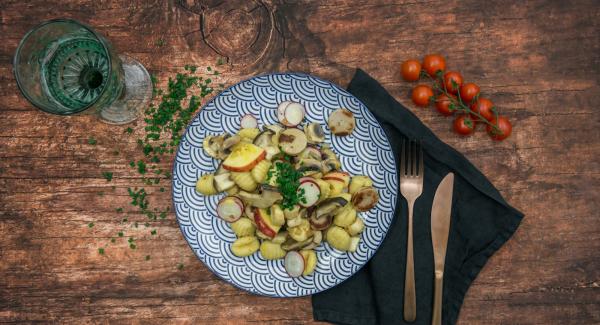 Disponer la ensalada con la salchicha frita, cortar los cebollinos en anillos y espolvorear sobre ellos para servir.