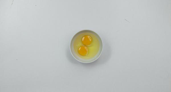 Cuando el Avisador (Audiotherm) emita un pitido al finalizar el tiempo de cocción, cambiar temperatura de Navigenio (nivel 6). Mezclar 2 huevos batidos con el arroz caliente, sazonar con 1-2 cucharadas de la mezcla de adobo. Cocinar hasta que los huevos se hayan cuajado.