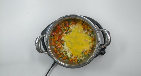 Cuando el Avisador (Audiotherm) emita un pitido al finalizar el tiempo de cocción, cambiar temperatura de Navigenio (nivel 6). Mezclar 2 huevos batidos con el arroz caliente, sazonar con 1-2 cucharadas de la mezcla de adobo. Cocinar hasta que los huevos se hayan cuajado.