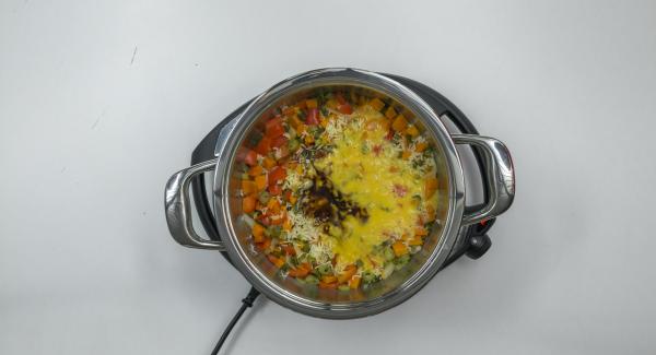 Cuando el Avisador (Audiotherm) emita un pitido al finalizar el tiempo de cocción, cambiar temperatura de Navigenio (nivel 6). Mezclar 2 huevos batidos con el arroz caliente, sazonar con 1-2 cucharadas de la mezcla de adobo. Cocinar hasta que los huevos se hayan cuajado.