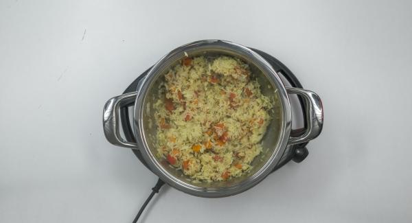 Cuando el Avisador (Audiotherm) emita un pitido al finalizar el tiempo de cocción, cambiar temperatura de Navigenio (nivel 6). Mezclar 2 huevos batidos con el arroz caliente, sazonar con 1-2 cucharadas de la mezcla de adobo. Cocinar hasta que los huevos se hayan cuajado.