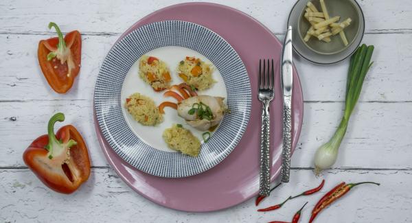 Servir el arroz al huevo con los rollitos de pollo.