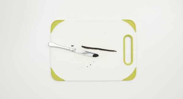 Cortar la vaina de vainilla por la mitad a lo largo y raspar la pulpa. Poner la vaina de vainilla y la pulpa de vainilla junto con la leche en una cacerola.
