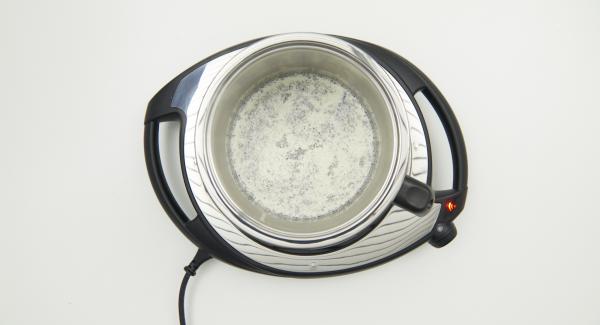 Colocar la olla en el Navigenio a temperatura máxima (nivel 6) y llevar a ebullición. Retirar la olla y sacar la vaina de vainilla.