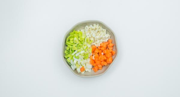 Limpiar y picar las verduras.