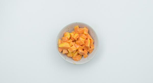 Pelar y cortar la papaya a la mitad, quitar las semillas con una cuchara y cortar la pulpa en dados. Retirar la paletilla de cordero y dejarla reposar cubierta. Pasar el caldo y las verduras por un colador y dejar hervir durante unos minutos.