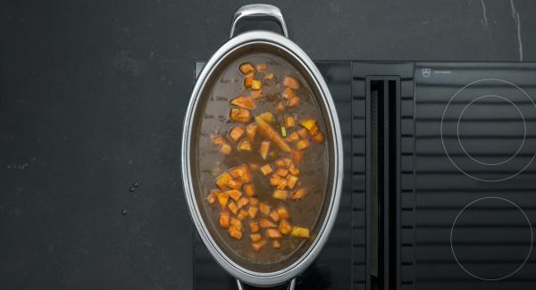 Mezclar el almidón con un poco de agua fría y espesar la salsa. Añadir miel y los dados de papaya a la salsa. Servir la carne con salsa.