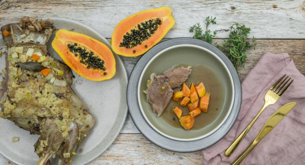 Mezclar el almidón con un poco de agua fría y espesar la salsa. Añadir miel y los dados de papaya a la salsa. Servir la carne con salsa.