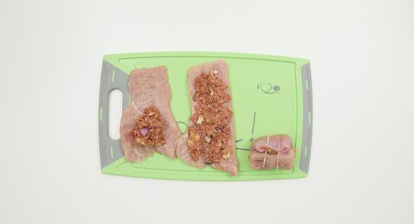 Distribuir la mezcla de carne picada sobre la carne, enrollar y fijar con un palillo.