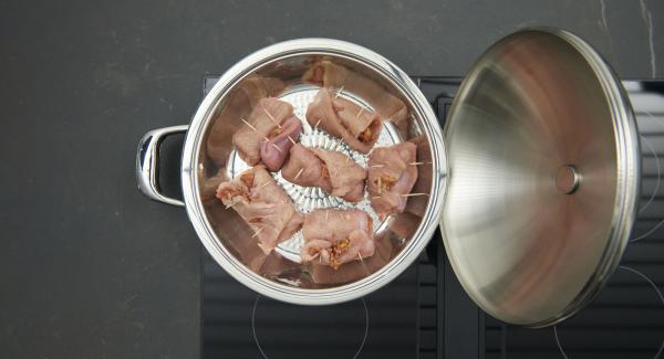 Cuando el Avisador (Audiotherm) emita un pitido al llegar a la ventana de “chuleta”, bajar la temperatura y freír los rulos de pavo por todos los lados.