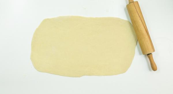 Mezclar los ingredientes para el relleno. Extender la masa en un rectángulo, repartir el relleno sobre ella y enrollarla por el lado largo.