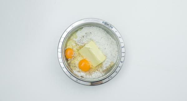 Mezclar los primeros 5 ingredientes en un bol. Mezclar con la mantequilla, añadir los huevos y amasar todo hasta conseguir una masa suave.