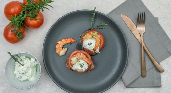 Retirar la carne, untar los filetes con el mascarpone de hierbas, adornar con gambas y servir fijado con un palillo.