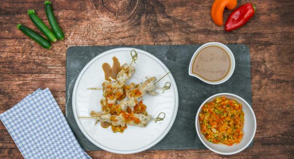 Servir con la mezcla de pimientos y la salsa de cacahuete.