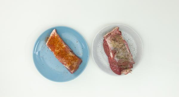 Adobar la carne por 1 noche: La aguja de cerdo con el pimentón y la aguja de ternera con pimienta y sazonar ambas piezas. Adobar solamente por el borde de la carne, dejar las 2 partes planas sin especias para dorar la carne mejor.