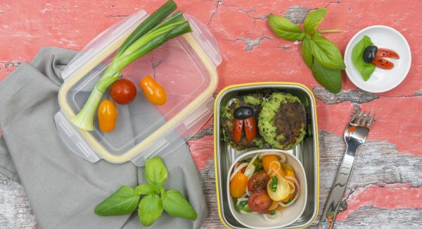 Servir las hamburguesas con la ensalada de tomate.