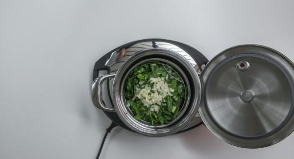 Añadir el caldo en la olla. Introducir la Softiera en el interior con las acelgas, el ajo y la cebolla.