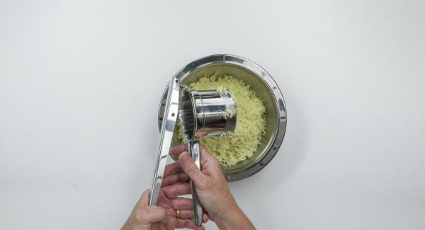 Aplastar las patatas con una prensa de patatas o triturarlas finamente. Amasar con mantequilla, sémola, Maizena, requesón, sal y yema de huevo. Cubrir con film transparente y dejar reposar durante aprox. 1 hora.