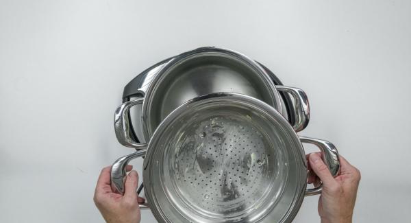 Verter agua (unos 150 ml) en una olla. Colocar las albóndigas en la Softiera, introducir en la olla y tapar con la Tapa Súper-Vapor (EasyQuick) con un aro de sellado de 24 cm.