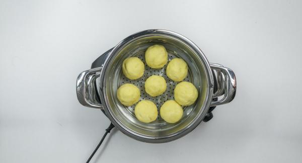 Verter agua (unos 150 ml) en una olla. Colocar las albóndigas en la Softiera, introducir en la olla y tapar con la Tapa Súper-Vapor (EasyQuick) con un aro de sellado de 24 cm.