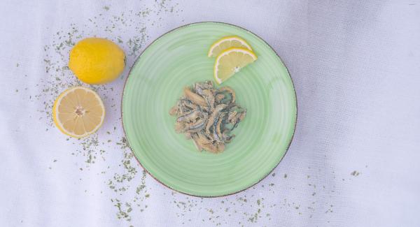 Una vez fritos, retirar, escurrir y servir acompañados de una rodaja de limón.